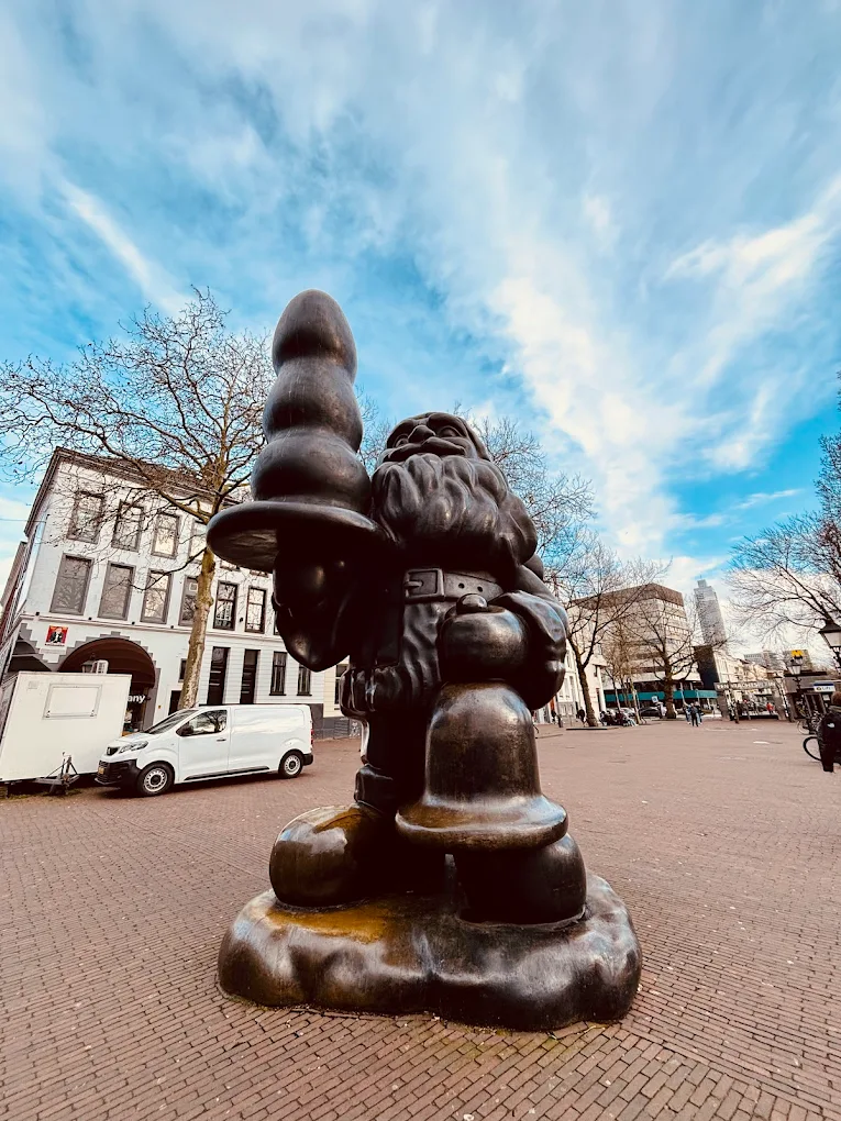Rotterdam Statue Background